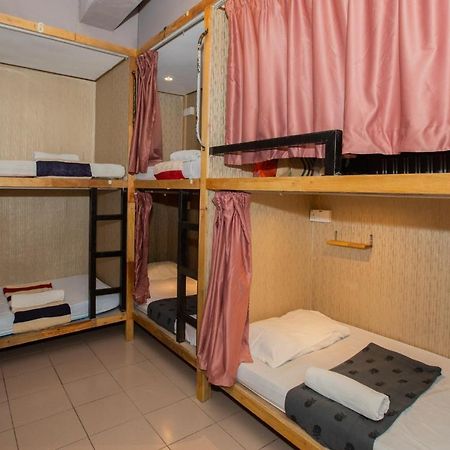 Ostello Escape Backpackers Kk Kota Kinabalu Esterno foto